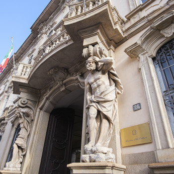L'ingresso del palazzo, con le grandi statue dei telamoni (© ph. Roberto Morelli, Ministero della Cultura, 2025)
